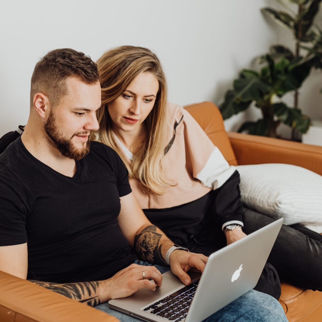 Man en vrouw met laptop