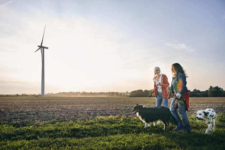 vrouwen in polder met windpark