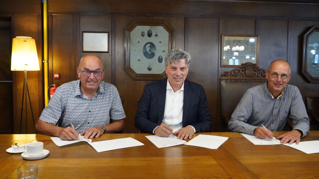 3 mannen tekenen contract