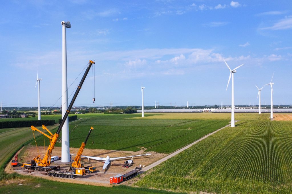 Windturbine 3 van windpark WAP I wordt gedemonteerd