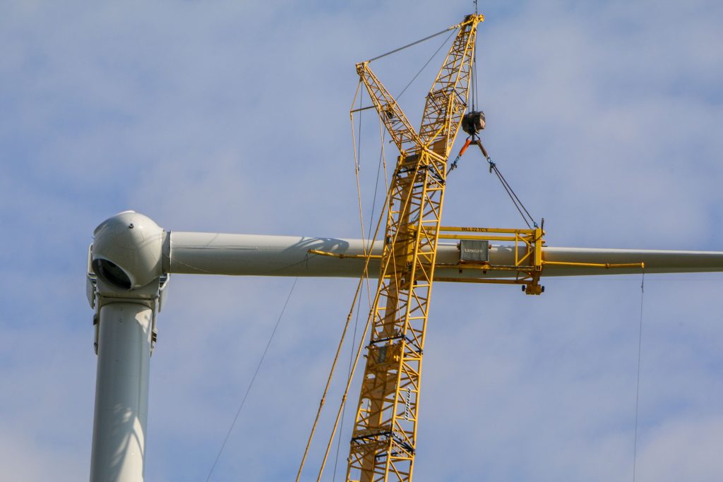 Bevestiging van het eerste blad aan windturbine - Piet de Dreu