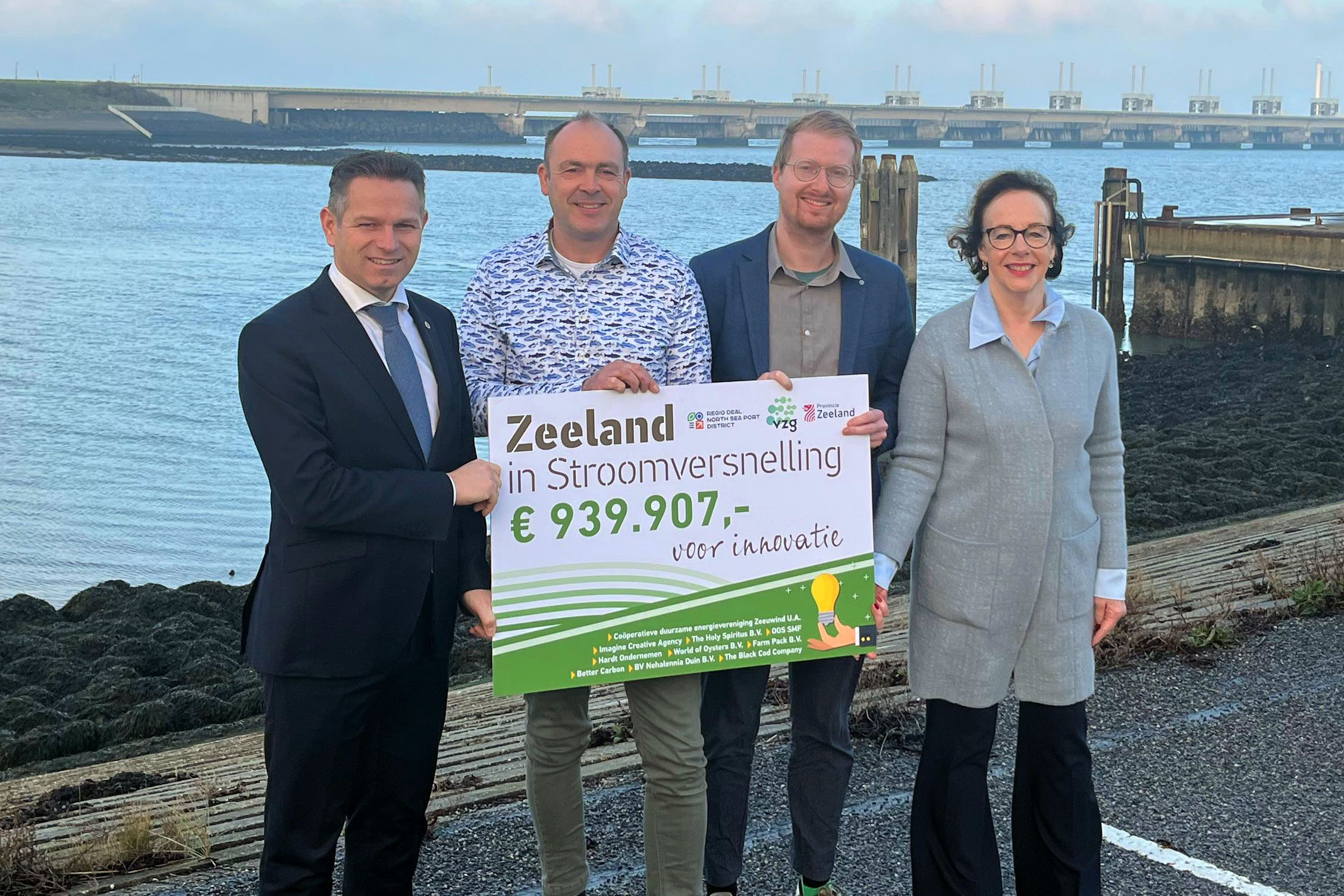 Gedeputeerde Jo-Annes de Bat, Steven Dees (Camperwind ), Jochem Compiet (Zeeuwind) en burgemeester Noord-Beveland Loes Meeuwisse