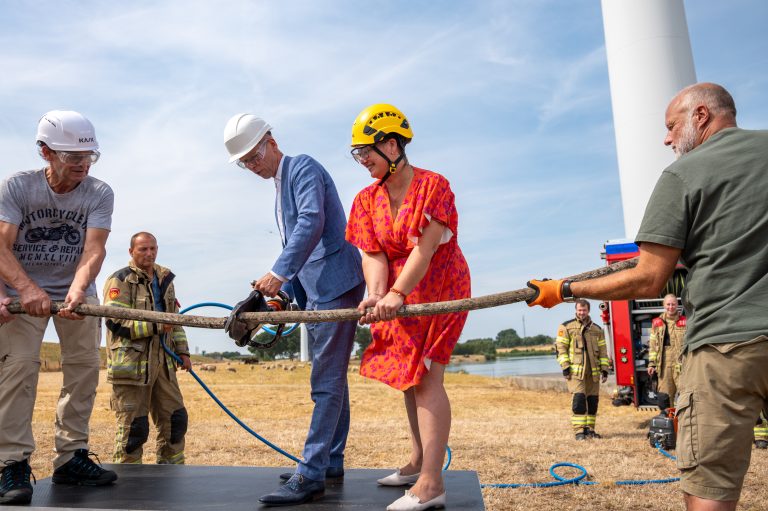 Afsluitmoment eerste windpark Zeeuwind